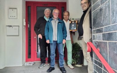 Gülser Kommunalpolitiker freuen sich über den neuen Defibrillator am Ortsvorsteherbüro